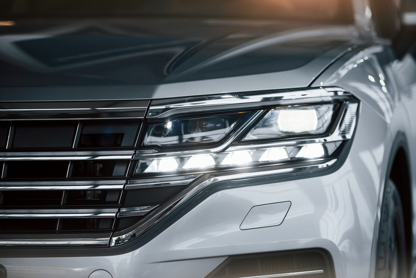 Modernios technologijos automobilių akumuliatorių pakrovėjuose: nuo paprastų įrenginių iki išmanių sistemų